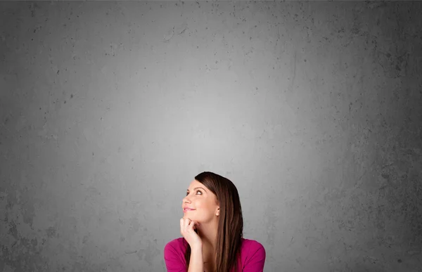 Junge Frau gestikuliert mit Kopierraum — Stockfoto