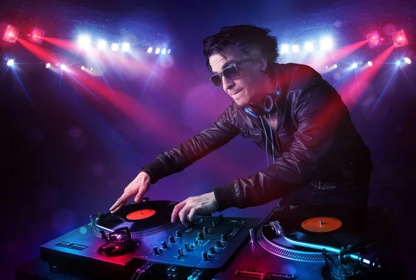 Teenager dj mixing records in front of a crowd on stage — Stock Photo, Image