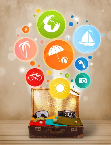 Koffer met kleurrijke zomer pictogrammen en symbolen — Stockfoto