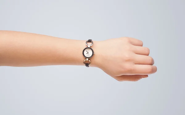 Main avec montre montrant l'heure précise — Photo