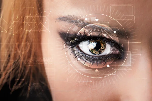 Cyber meisje met technolgy eye looking — Stockfoto