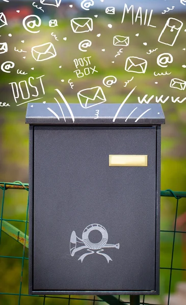 Caixa postal com ícones de correio desenhados à mão branca — Fotografia de Stock