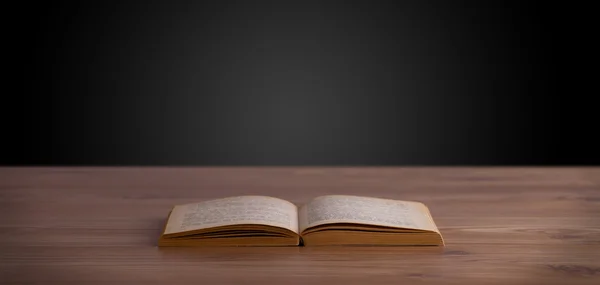 Открытая книга на деревянной палубе — стоковое фото