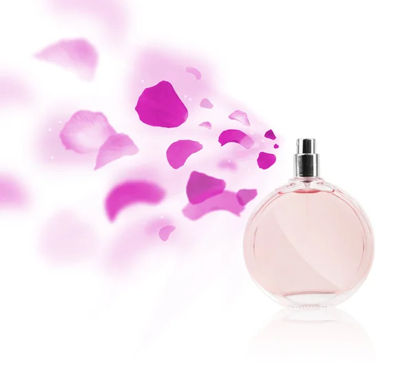 Bouteille de parfum pulvérisation pétales de rose — Photo