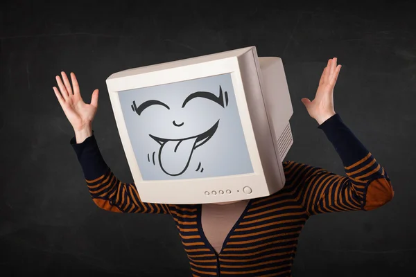 Chica joven con un monitor con una cara divertida — Foto de Stock