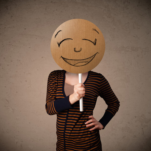 Молодая женщина с улыбкой на лице