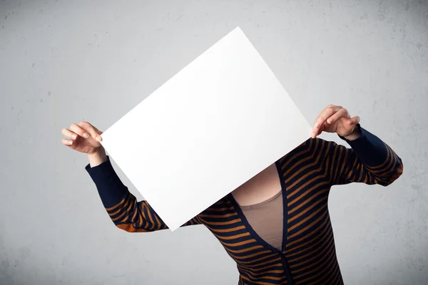 Žena drží před hlavu papír s kopií prostor — Stock fotografie
