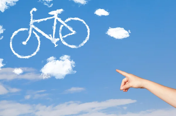 Mano apuntando a las nubes de bicicleta en el cielo azul — Foto de Stock