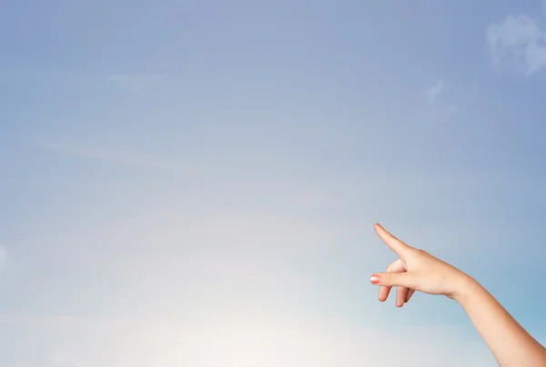 Mano apuntando al copyspace del cielo azul — Foto de Stock