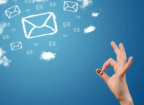 Glada leende fingrar tittar på e-postikoner gjorda av moln — Stockfoto