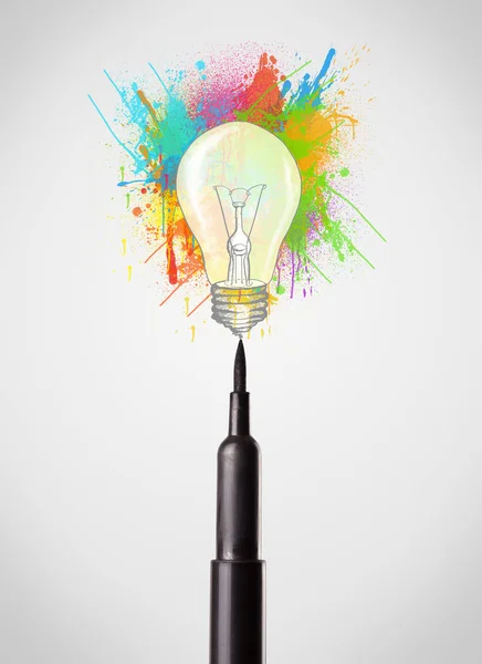 Stylo feutre gros plan avec éclaboussures de peinture colorée et ampoule — Photo