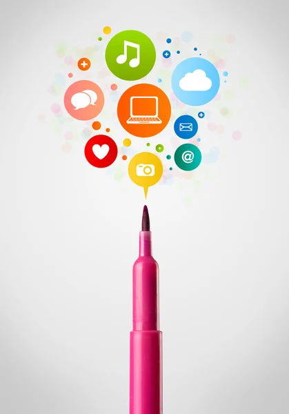 Felt pen close-up with social network icons — Stock Photo, Image