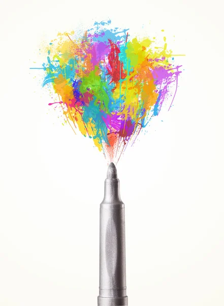 Фелтовая ручка крупным планом с цветными брызгами краски — стоковое фото
