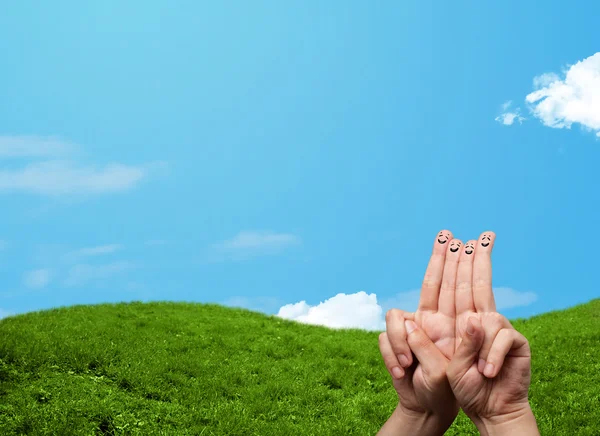 Vrolijke vingerglimlachen met landschap op de achtergrond — Stockfoto