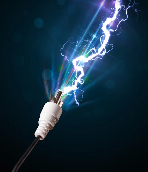 Elektrische kabel met gloeiende elektriciteit bliksem — Stockfoto