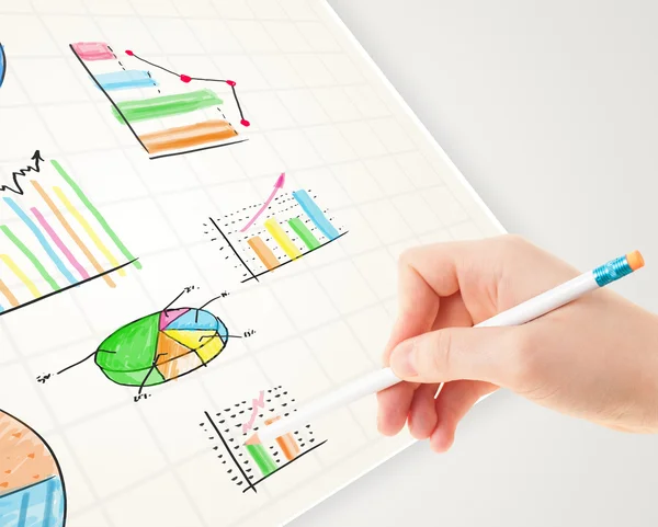 Persona de negocios dibujo coloridos gráficos e iconos en papel —  Fotos de Stock