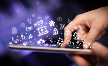 Tablet bilgisayarı üzerinde parmak işareti, sosyal medya kavramı