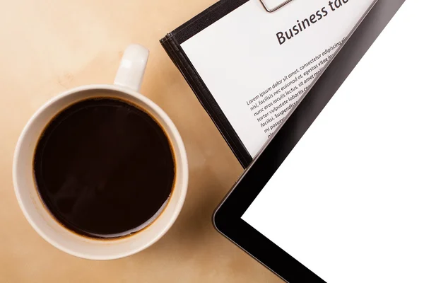 Tablet pc with empty space and a cup of coffee on a desk — Stock Photo, Image