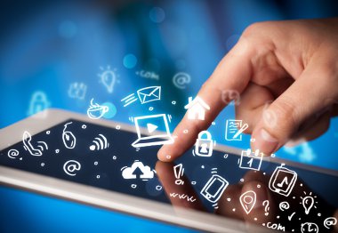 Tablet bilgisayarı üzerinde parmak işareti, sosyal medya kavramı