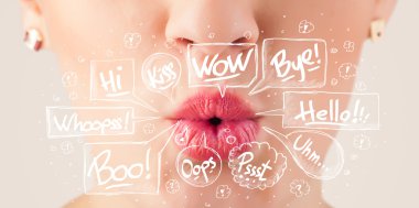 Beyaz baloncuklu güzel kırmızı dudaklar.