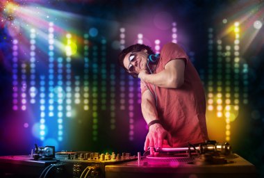 dj ışık gösterisi ile bir disko şarkıları çalma