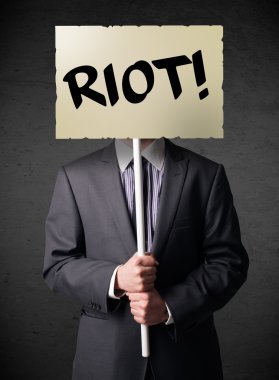 İş adamı protesto işareti tutuyor.
