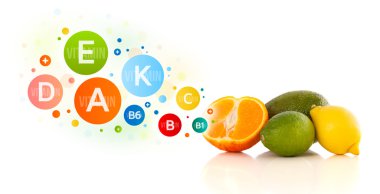 Renkli vitamin sembolleri ve simgeleri olan sağlıklı meyveler