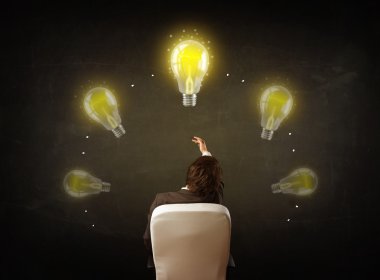 Lightbulbs ile başının üzerinde oturan işadamı
