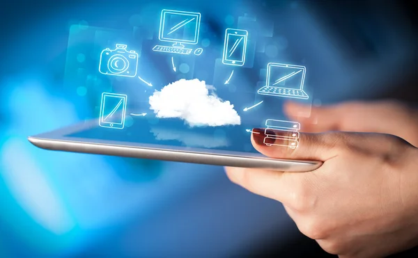 Палець, що вказує на планшетний ПК, концепція мобільної хмари — стокове фото