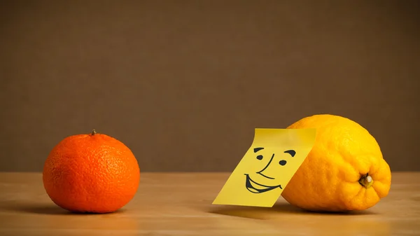 Limão com nota post-it sorrindo para laranja — Fotografia de Stock