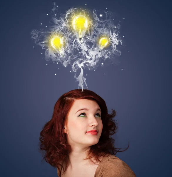 Nachdenkliche Frau mit Rauch und Glühbirnen über dem Kopf — Stockfoto
