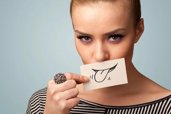 Chica bastante joven sosteniendo la tarjeta blanca con dibujo sonrisa —  Fotos de Stock