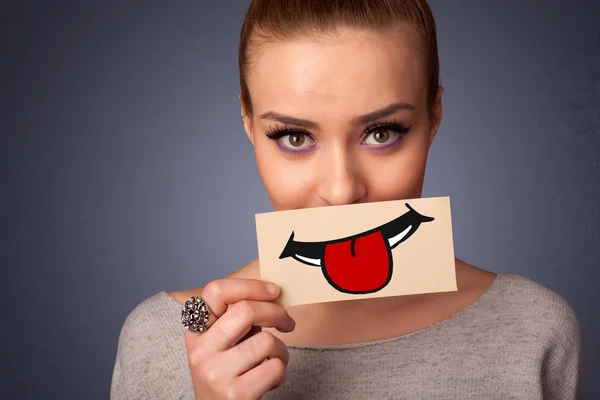 Glückliche hübsche Frau mit Karte und lustigem Smiley — Stockfoto