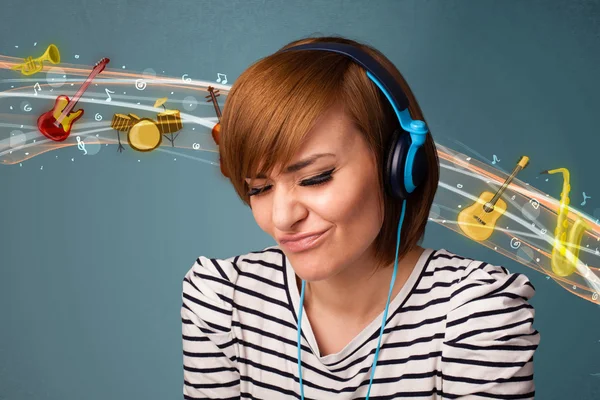 Young woman with headphones listening to music — Stock Photo, Image