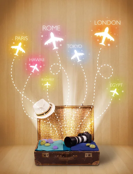 Bolsa de viagem com roupas e aviões coloridos voando para fora — Fotografia de Stock