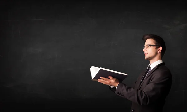 Young man reading a book — Stock Photo, Image