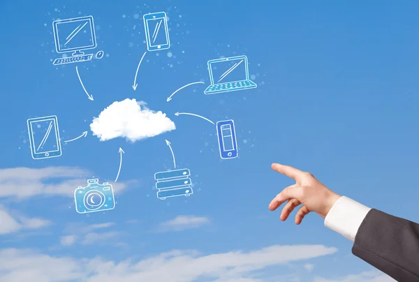 Main visant au concept de cloud computing sur ciel bleu — Photo
