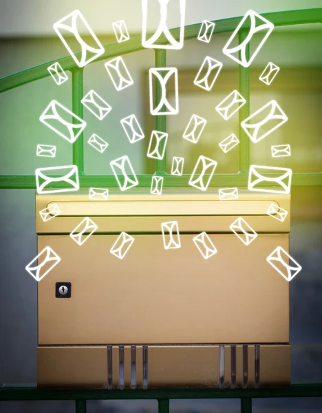 Γραμματοκιβώτιο με εικονίδια γραμμάτων σε λαμπερό πράσινο φόντο — Φωτογραφία Αρχείου