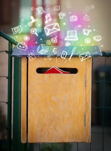 Fargerike ikoner og symboler som kommer ut av en postkasse – stockfoto