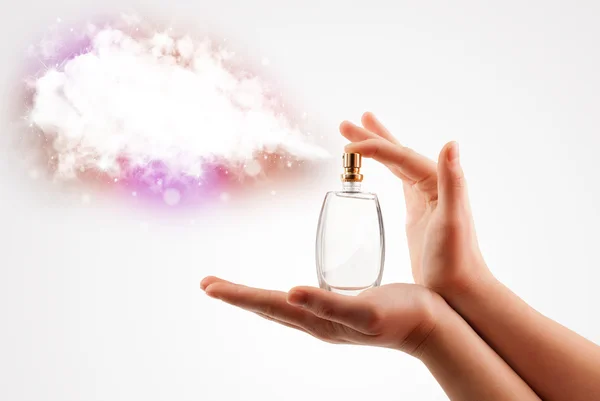 カラフルな雲を吹きかける女性の手 — ストック写真
