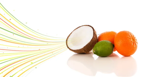 Zdravé tropické ovoce s barevnými abstraktními liniemi — Stock fotografie