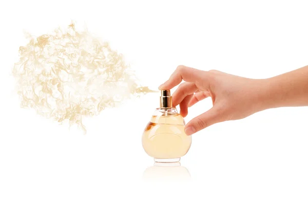 Vrouwenhanden spuiten parfum — Stockfoto