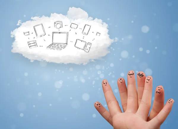 Glückliche Smiley-Finger beim Blick auf Cloud Computing mit Technologie — Stockfoto