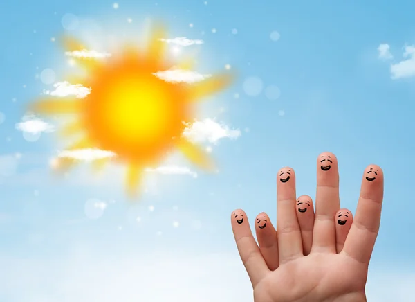 밝은 태양 과 구름을 예로 들며 즐거이 손가락 질하는 모습 — 스톡 사진