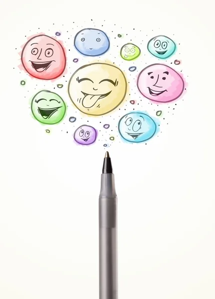 Caras sorridentes a sair da caneta — Fotografia de Stock