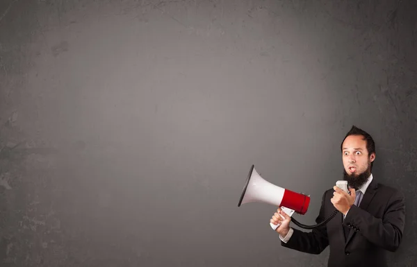 Guy gritando em megafone no fundo espaço cópia — Fotografia de Stock