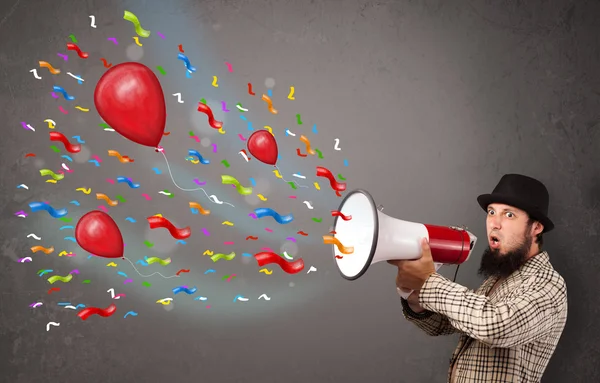 Chico joven divirtiéndose, gritando en megáfono con globos —  Fotos de Stock