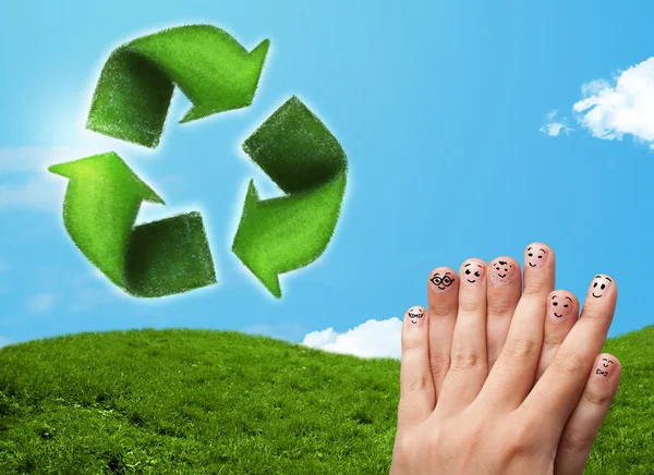 Dedos feliz sonriente mirando la hoja verde reciclan signo —  Fotos de Stock