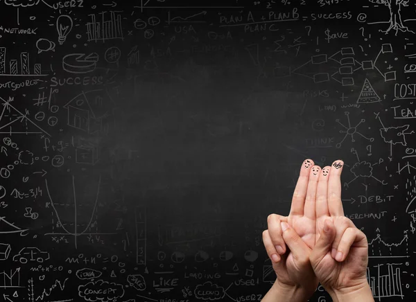 Gelukkig vinger smileys met zwarte schoolbord op achtergrond — Stockfoto