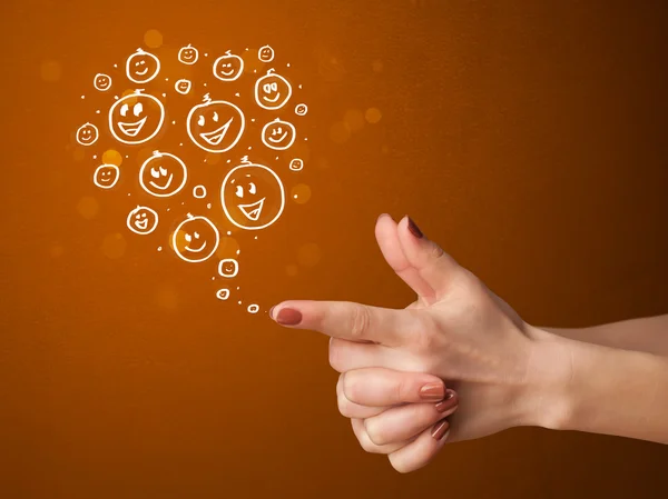 Gruppe glücklicher Smiley-Gesichter aus waffenförmigen Händen — Stockfoto